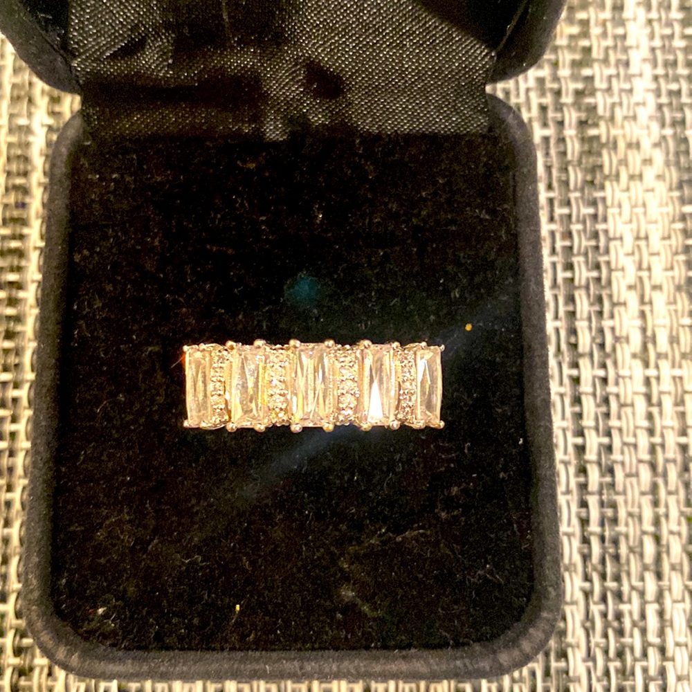 Baguette anniversary band. Five sparkly baguettes with round stones between